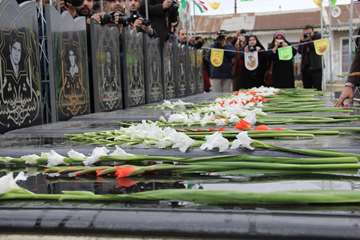 مزار شهدای انقلاب اسلامی رشت گلباران شد