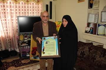 دیدار مسئولین مرکز ولایت با خانواده شهید مدافع حرم